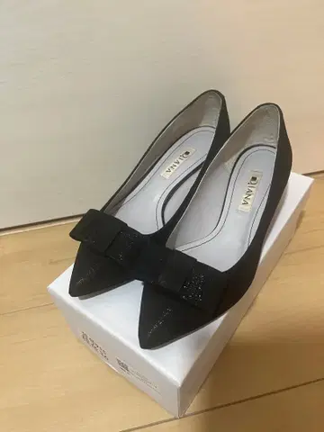 DIANA 블랙 리본 펌프스