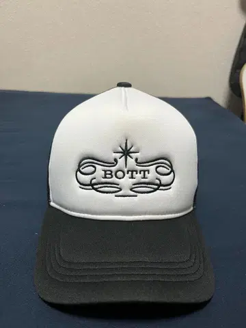 BOTT 자수 로고 메쉬 캡