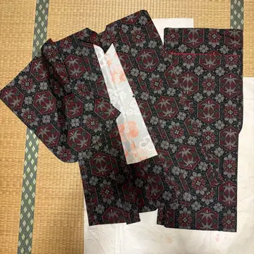 오시마 명주 기모노 앙상블 블랙과 빨간색의 기하학 패턴