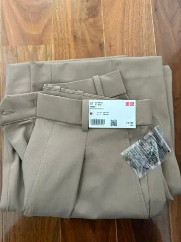 미사용 새상품 UNIQLO 턱 와이드 팬츠