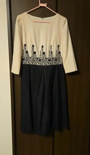 베이지와 블랙 꽃무늬 자수 원피스