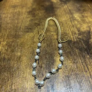 펄과 골드 체인의 액세서리
