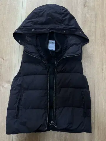 블랙 후드 부착 민소매 다운 베스트