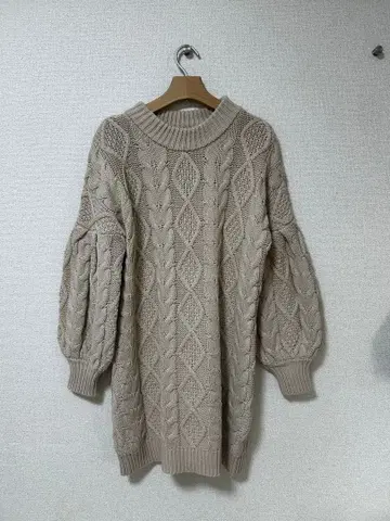 Chico 케이블 니트 원피스 벌룬 소매 베이지