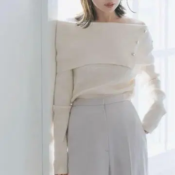 NOBLE 숄더 버튼 타이트 리브 니트 화이트