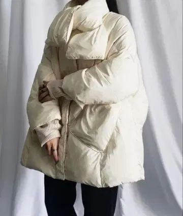 아이보리 박스 실루엣 다운 자켓