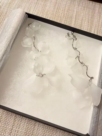 꽃잎 디자인 투명 유리 귀찌 im's