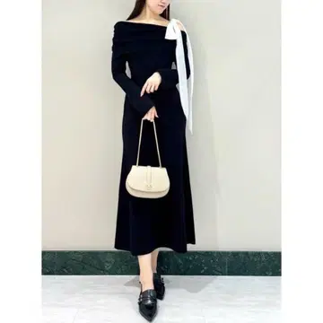 스나이델 원숄더 리본 니트 원피스