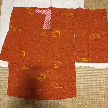 오렌지와 옐로우 컬러의 소용돌이 무늬 겉옷