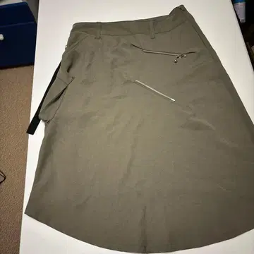 비대칭 스커트 카키 지퍼 디자인