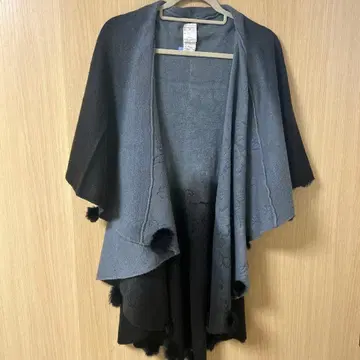 그레이와 블랙의 프린지 케이프 코트