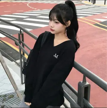 MUCENT 무센트 에버그린 V넥 니트