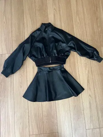 블랙 크롭 자켓 플레어 스커트 세트