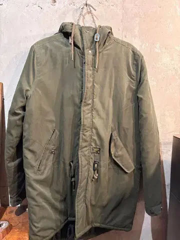 올리브 그린 후드 부착 모즈 코트