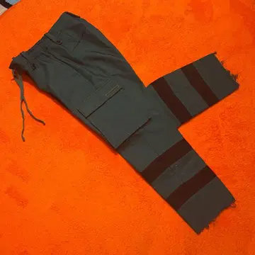 올리브 그린 카고 팬츠 블랙 스트라이프