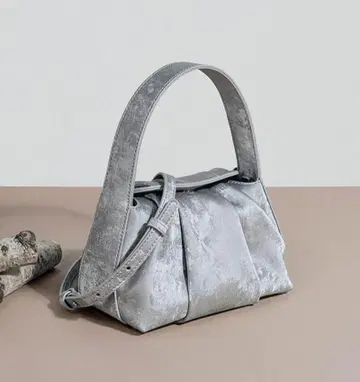 실버 합성 피혁 핸드백