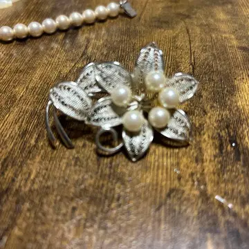 꽃 디자인 실버 브로치 펄 장식