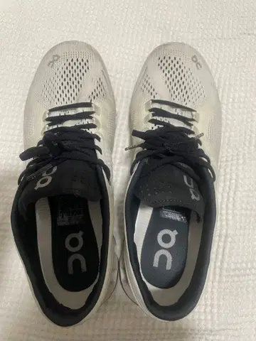 On Cloudstratus 화이트 스니커즈