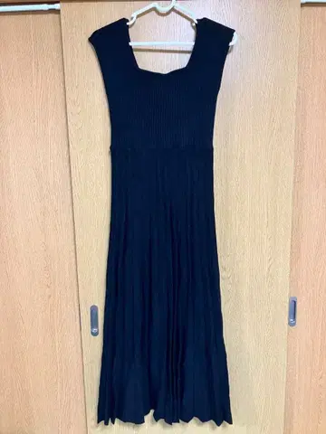 RESEXXY 리젝시 슬리브리스 롱 니트 원피스 플리츠