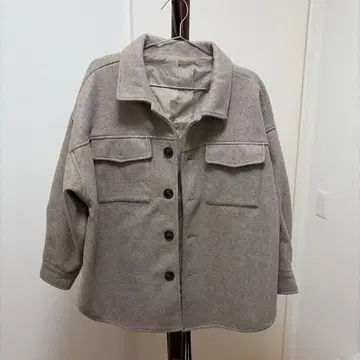 베이지 버튼 달린 자켓