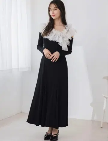 dazzlin 크로스 프릴 컷 원피스 블랙 S