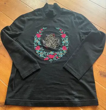 이타리야 블랙 터틀넥 꽃무늬 자수 상의