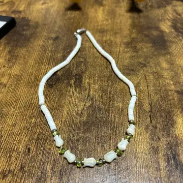 화이트쉘과 그린 비즈 목걸이