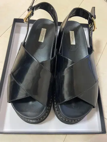 UNITED ARROWS 블랙 크로스 스트랩 샌들