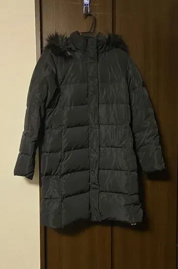 GU 인조 모피 후드 부착 롱 다운 자켓