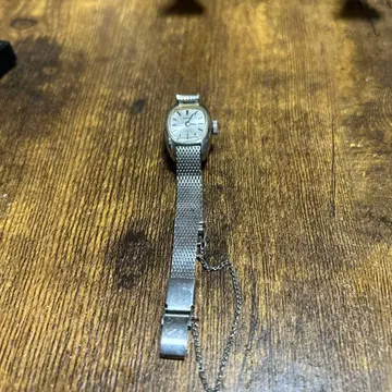 실버 메쉬 밴딩 손목시계 오벌 케이스