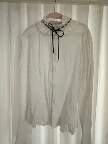 MIHO MATSUDA 프릴 달린 화이트 긴팔 셔츠