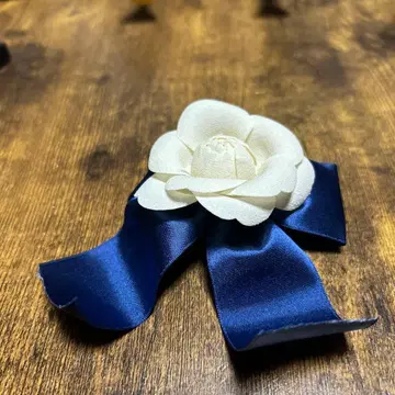 꽃과 리본의 브로치