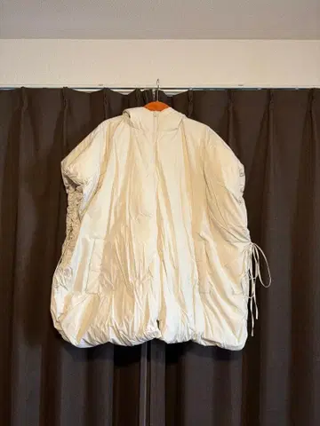 [ 미라 오웬 ] 서스티너블 사이드 리본 다운 판초