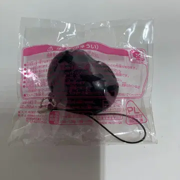 블랙 콩 모양 스트랩 누르면 작은 콩이 나옵니다.