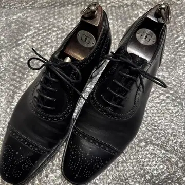 가지아노 가링 블랙 윙 칩 가죽 신발