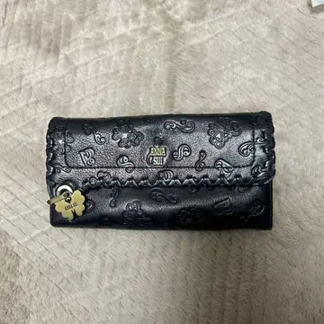 ANNA SUI 엠보싱 가공 블랙 장지갑