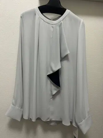 로트레아몽 프릴 긴팔 블라우스