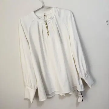 루일 에 부티크 슬릿 펄 스탠드 카라 블라우스