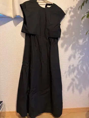 투모로우랜드 블랙 슬리브리스 원피스 34