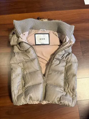 퍼 달린 베이지 다운 베스트