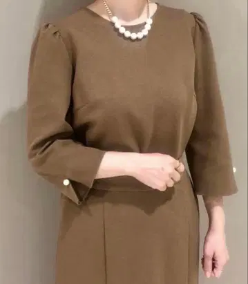 펄 악센트 상의 스커트 셋업 로즈 티아라