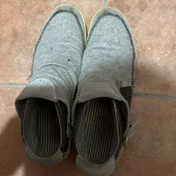 그레이 슬립온 스타일 스니커즈