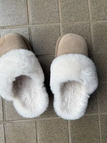 베이지 퍼 슬립온