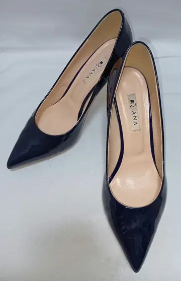DIANA 네이비 에나멜 하이힐