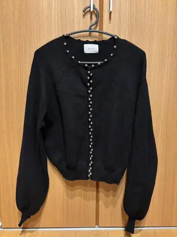 ELLIE 펄 버튼 블랙 가디건
