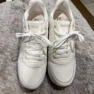 SKECHERS 화이트 스니커즈