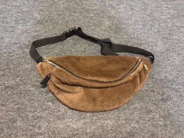 브라운 퍼 바디백 niko and