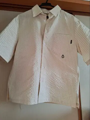What's up? M 사이즈 화이트 스트라이프 반팔 셔츠