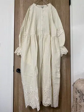 새상품 TSUHARU by 사만사 모스모스 스캘럽 자수 원피스 아이보리