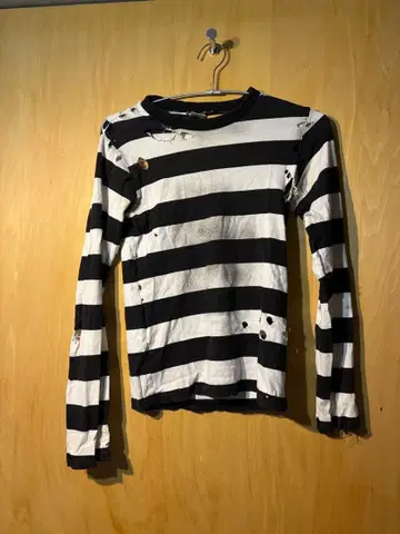 화이트와 블랙 보더 긴팔 티셔츠 (데미지 가공)